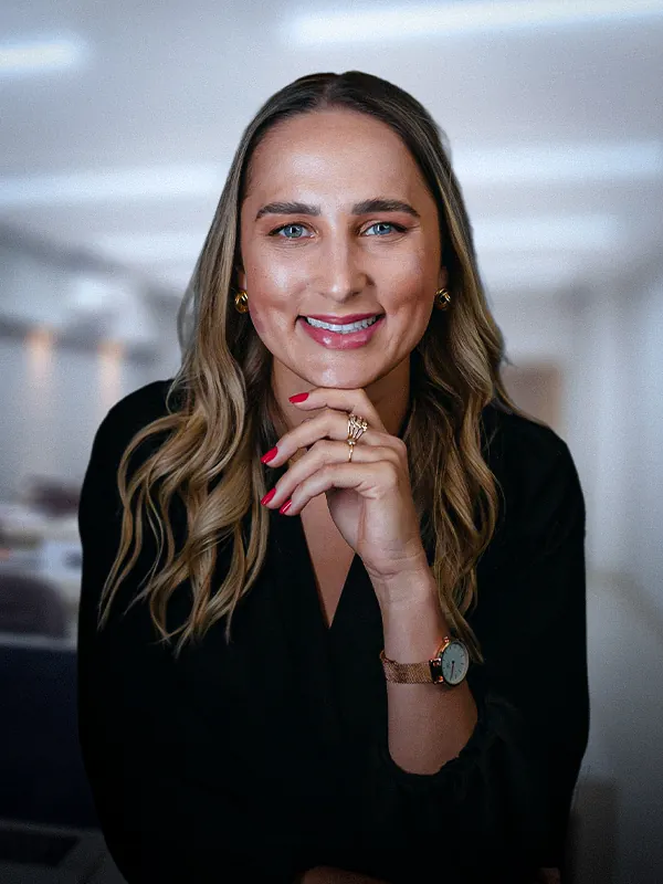 Chane Wittcinski, dentista do IPPO desde 2014, focada em estética, e integra a equipe de cursos desde 2023