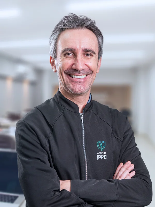 Decio Canestraro, fundador do IPPO, um renomado implantodontista e professor em diversas instituições de ensino no Paraná