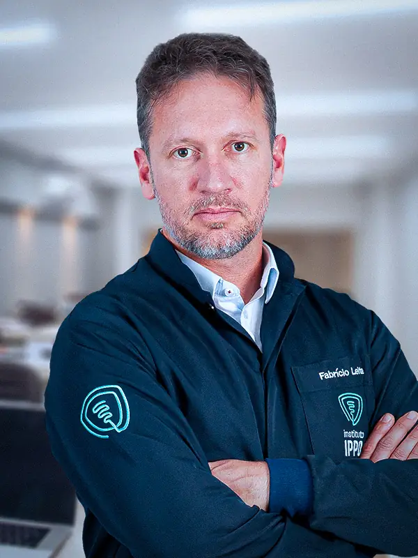 Fabricio Leite, integra a equipe do IPPO desde 2014, participando dos cursos clínicos e de especialização em implantodontia