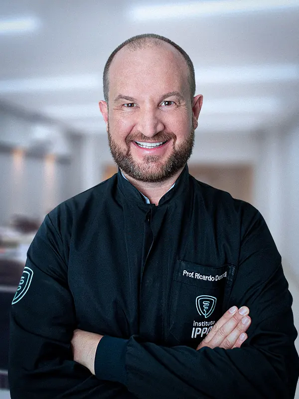 Ricardo Denardi, faz parte da equipe IPPO desde 2020, atuando em cursos clínicos, de imersão e mentorias na área de implantodontia, cirurgia e prótese